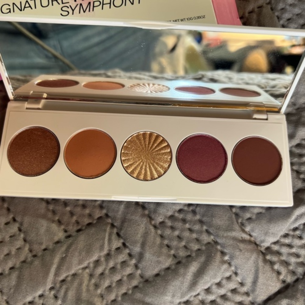OFRA Signature eyeshadow palette
